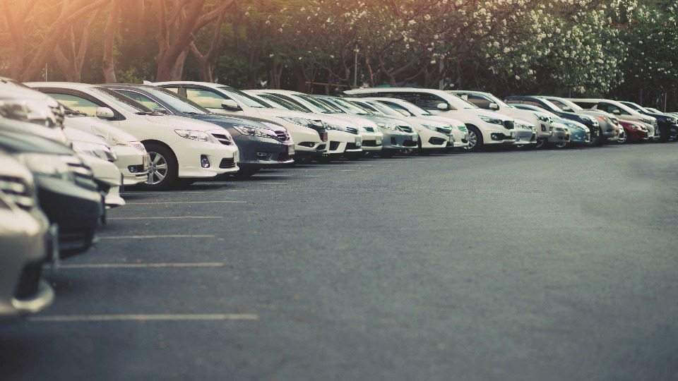 Fahrzeuge warten auf Abholung und Ankauf auf dem Autohof von Auto verkaufen Straelen